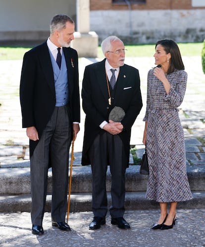 Los reyes, Felipe y Letizia, conversan con el escritor Luis Mateo Díez tras la entrega del galardón.