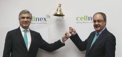 El presidente de Cellnex, Francisco Reyn&eacute;s (i), y el consejero delegado, Tob&iacute;as Mart&iacute;nez (d), durante el estreno en bolsa de esta filial de telecomunicaciones terrestres de Abertis, en mayo de 2015.