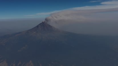 El volcán Popocatépetl arroja una columna de ceniza y humo.  Las autoridades continúan con una alerta amarilla después de un aumento en la actividad volcánica.
