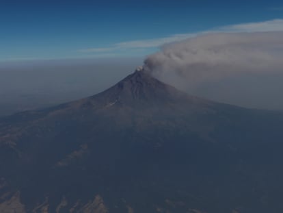 El volcán Popocatépetl arroja una columna de ceniza y humo.  Las autoridades continúan con una alerta amarilla después de un aumento en la actividad volcánica.