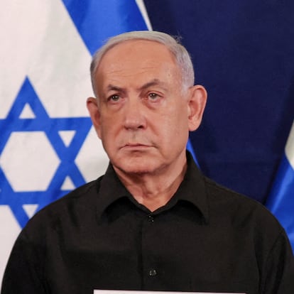 FILE PHOTO: Israeli prime minister Benjamin Netanyahu and defense minister Yoav Gallant during a press conference in the Kirya military base in Tel Aviv , Israel , 28 October  2023.    ABIR SULTAN POOL/Pool via REUTERS/File Photo