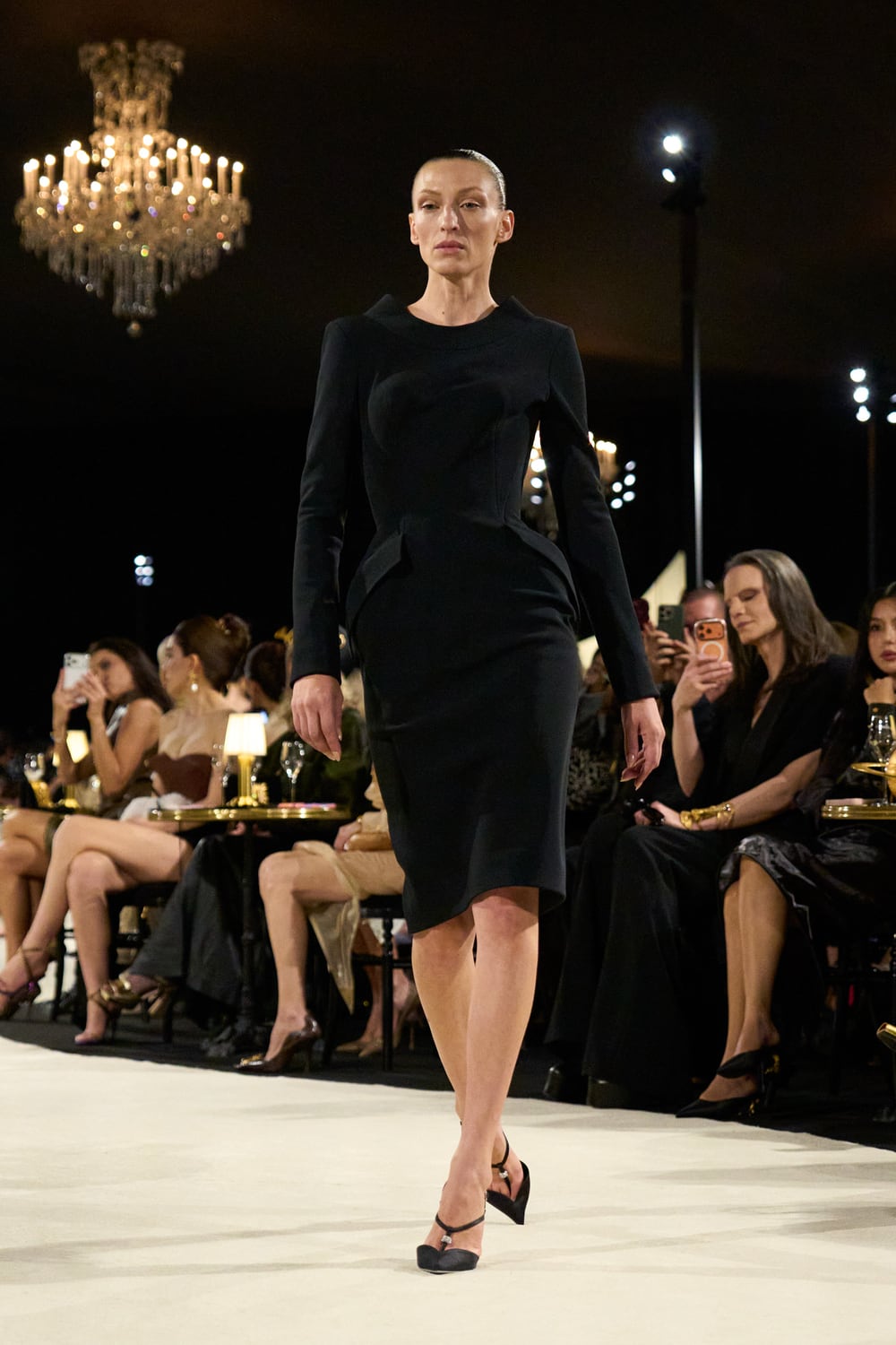 En el club de Schiaparelli: el surrealismo conquista la pasarela de París