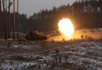 Un tanque de las fuerzas ucranias dispara a posiciones rusas cerca de Kremina, en la región de Lugansk, este jueves.