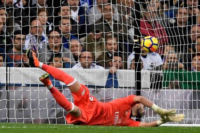 Real Madrid's Spanish goalkeeper Kiko Casilla, portero del Real Madrid, falla un gol frente al jugador del Málaga Chory Castro.