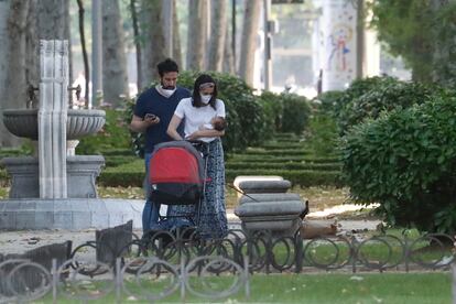 Ines Arrimadas y su marido Xavier Cima con su hijo Álex por las calles de Madrid.