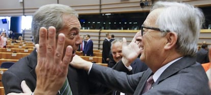 El presidente de la Comisión Europea, Jean-Claude Juncker (d), saluda al líder del Partido de la Independencia de Reino Unido (UKIP), Nigel Farage (i), al inicio de una sesión plenaria extraordinaria del Parlamento Europeo (PE).