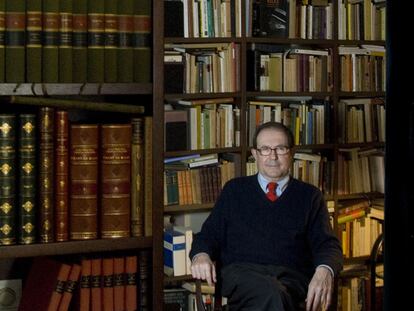 El profesor y ensayista Jordi Llovet, en la biblioteca de su casa de Barcelona.