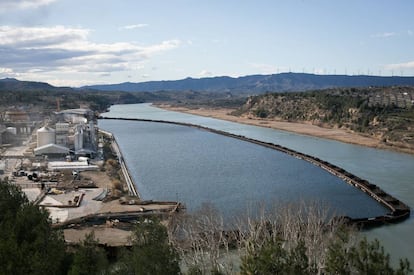 Complejo químico de Ercros, junto a los diques que limitan la parte contaminada del pantano de Flix.
 