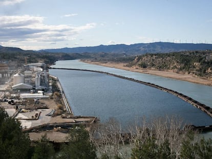 Complejo químico de Ercros, junto a los diques que limitan la parte contaminada del pantano de Flix.
 