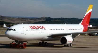 Un avión de Iberia en el aeropuerto de Madrid.