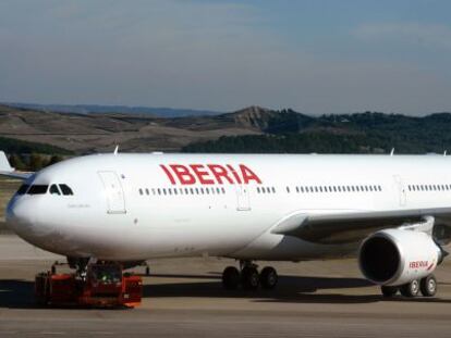 Un avi&oacute;n de Iberia en el aeropuerto de Madrid.