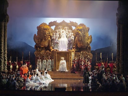 Un momento del segundo acto de Turandot. En el centro, el trono de seis metros de altura. / LICEU