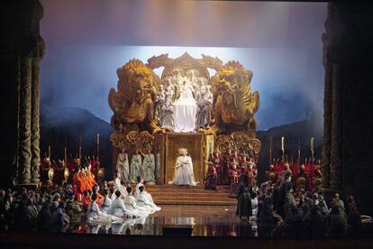 Un momento del segundo acto de Turandot. En el centro, el trono de seis metros de altura. / LICEU