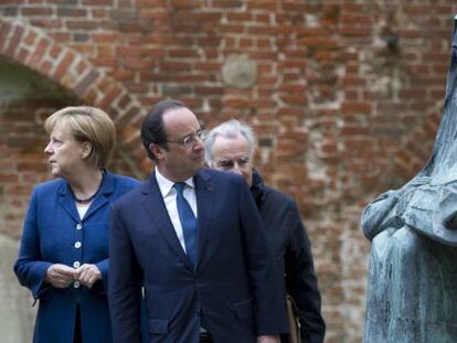 François Hollande e Angela Merkel durante a visita a Stralsund.