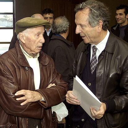 El pintor José Beulas conversa con Rafael Moneo durante el acto de recepción del primer edificio del CAAC.