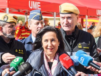 La ministra de Defensa, Margarita Robles, durante su visita a los miembros del Segundo Batallón de Intervención en Emergencias que se desplazo a Turquía por el terremoto, este lunes en la base aérea de Morón de la Frontera (Sevilla).