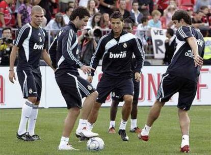 Pepe, Higuaín, Cristiano Ronaldo y Kaká se entrenan durante la pretemporadam en Toronto.