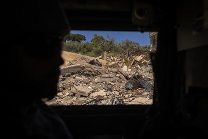 Escombros de una vivienda tras un bombardeo israelí, vistos desde el blindado español. Diego Ibarra Sánchez para el PAÍS