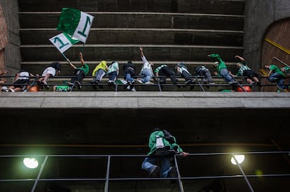 Entrada a la tribuna sur, la de la barra Los Del Sur, en el estadio de Medellín, Atanasio Girardot. A pesar de que existe un estudio que certifica que los mayores problemas con barristas se presentan en los partidos nocturnos, la Dimayor se niega a cambiar el horario por motivos de rating.