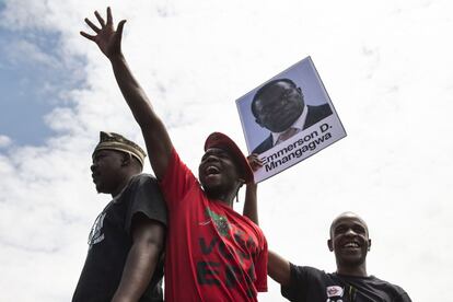 La influyente organización de veteranos de la guerra de independencia de Zimbabue llamó a manifestarse para derrocar "inmediatamente" al presidente Robert Mugabe. En la imagen, estudiantes levantan un retrato del exvicepresidente Mnangagwa en una manifestación, el 20 de noviembre.