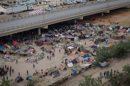 Imagen aérea del campamento de migrantes bajo el puente internacional de Del Río (Texas), este martes.