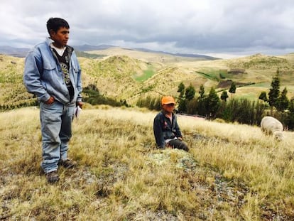 Víctor Mendoza, líder de una cooperativa agrícola de una minúscula comunidad de Negritos, con su hijo de 10 años.