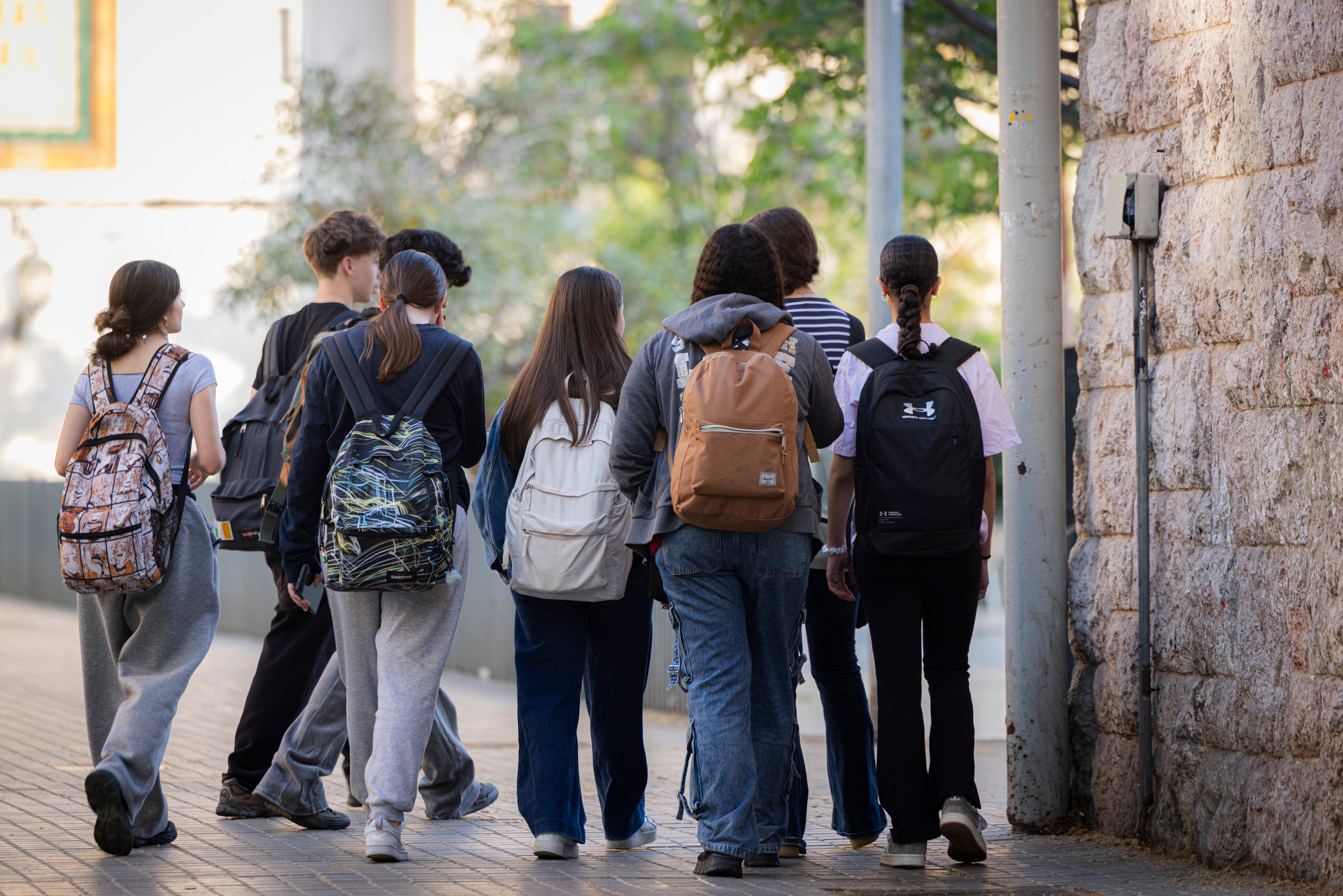 Estudiantes cerca de la entrada de un instituto de Barcelona, el 24 de abril. 