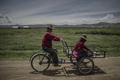 La mejor quinoa sigue siendo la del Altiplano, donde la fluctuación de los precios ha impactado en la vida de los pequeños productores. En la imagen, dos campesinos en Molloco: muchos agricultores de la zona han mejorado sus condiciones económicas en los años del 'boom' de la producción de esta semilla.