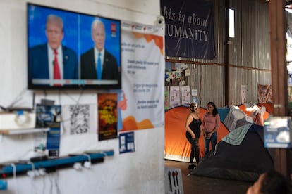 A broadcast of the presidential debate translated into Spanish at a migrant shelter in Tijuana (Mexico).