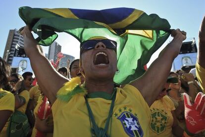 Brasileiros comemoram a vit&oacute;ria do Brasil sobre o Chile. 