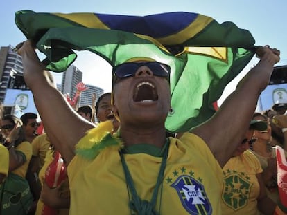 Brasileiros comemoram a vit&oacute;ria do Brasil sobre o Chile. 