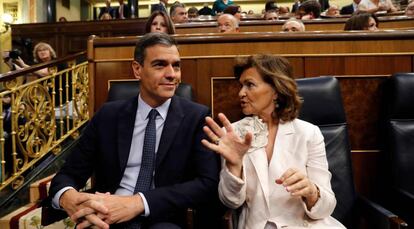 GR2052. MADRID, 23/07/2019.- El candidato socialista a la Presidencia, Pedro Sánchez, conversa con la vicepresidenta del Gobierno en funciones, Carmen Calvo, este martes, durante la segunda jornada del debate de investidura y la primera votación, sin que cuente, de momento, con una mayoría suficiente para ser elegido presidente del Gobierno y sin demasiados avances en las negociaciones con Podemos. EFE/Ballesteros