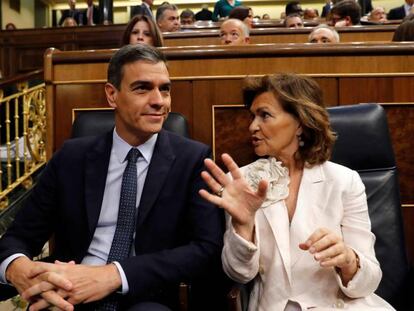 GR2052. MADRID, 23/07/2019.- El candidato socialista a la Presidencia, Pedro Sánchez, conversa con la vicepresidenta del Gobierno en funciones, Carmen Calvo, este martes, durante la segunda jornada del debate de investidura y la primera votación, sin que cuente, de momento, con una mayoría suficiente para ser elegido presidente del Gobierno y sin demasiados avances en las negociaciones con Podemos. EFE/Ballesteros