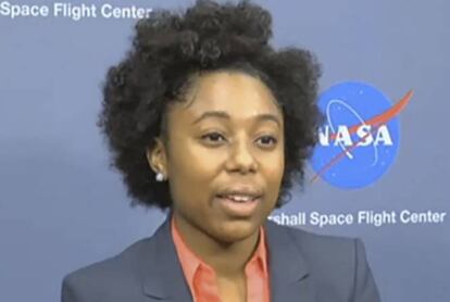 Tiera Guinn tem apenas 22 anos, idade na qual a maioria dos jovens ainda está estudando. Ela já trabalha na NASA. A engenheira norte-americana faz parte da equipe que trabalha no sistema de lançamento espacial que a Boeing está construindo para a agência. Guinn supervisiona o desenvolvimento do que será um dos maiores foguetes da história. Sua mãe, para estimular seu desenvolvimento intelectual, a fazia calcular o total exato do recibo da compra quando iam ao supermercado. ‘Estrelas Além do Tempo’, que conta a história de três mulheres afro-americanas que trabalharam na NASA nos anos sessenta e que concorre ao Oscar de melhor filme, inspirou Guinn. “Deveria haver mulheres negras como engenheiras de propulsão de foguetes, engenheiras estruturais e de análise, e de design de foguetes. Deveria haver mais mulheres comandando empresas”, afirma.