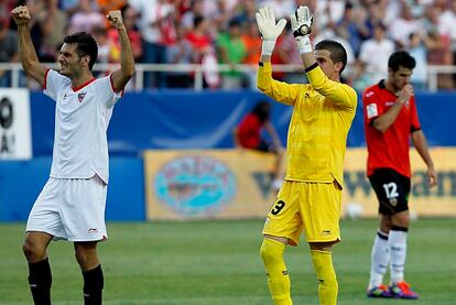 Spahic y Varas celebran la victoria mientras Barragán, jugador formado en la cantera sevillista, se marcha cabizbajo.