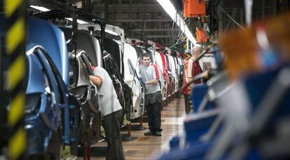 Operarios trabajan en la cadena de montaje de Seat en Barcelona. 