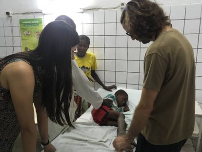 Sofía Rodrigues y Marcos Ibañez atienden a Manuso, en el hospital Nossa Senhora da Paz, en Cubal.