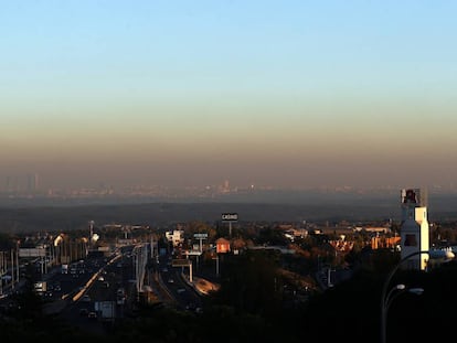 Cloud of pollution over Madrid, seen from Torrelodones.