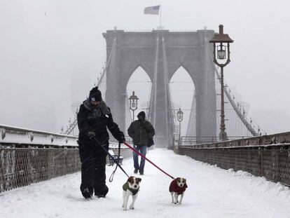 Viandantes en el puente de Brooklyn de Nueva York en 2010.