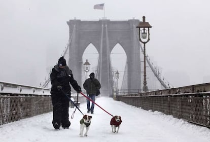 Viandantes en el puente de Brooklyn de Nueva York en 2010.