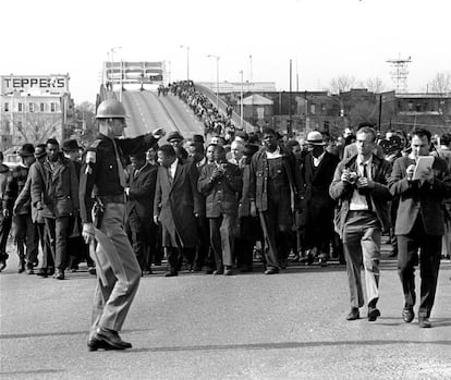 Martin Luther King e manifestantes na cidade de Selma (Alabama) o 10 de março de 1965.