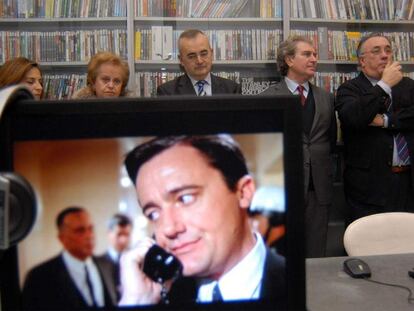 El secretario de Medios de la Xunta y el ex ministro Molina (tercero y cuarto por la izquierda) en la inauguración de la <i>mediateca. </i>