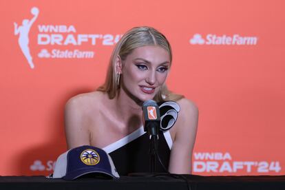 Cameron Brink, en una rueda de prensa tras ser elegida por Los Angeles Sparks.