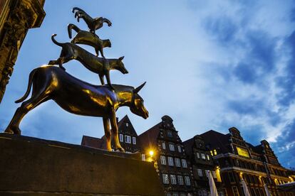 La estatua a los músicos de Bremen, basada en una fábula de los hermanos Grimm, en la ciudad alemana.