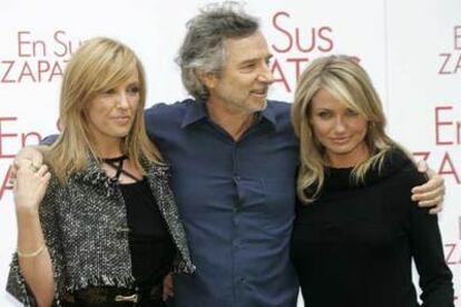 Las actrices Toni Collette y Cameron Diaz (derecha), junto al director Curtis Hanson.