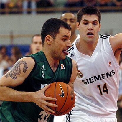 El jugador del Real Madrid, Felipe Reyes se enfrenta al alero serbio del DKV Joventut, Milan Gurovic.