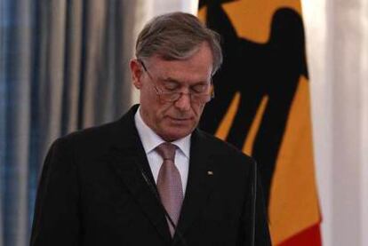 El presidente de Alemania, Horst Köhler, al presentar su dimisión en la residencia presidencial, en Berlín.
