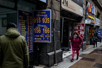 Una mujer transita por las casas de cambio de moneda extranjera en el centro de Santiago. 