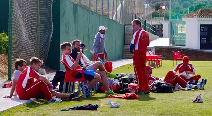 Los jugadores del Madrid Cricket Club esperan su turno para batear durante un partido de liga en La Manga (Murcia).