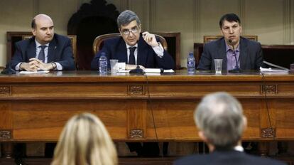El presidente del Tribunal Superior de Justicia de Navarra, Juan Manuel Fernández (centro), el consejero de Presidencia y Justicia, Javier Morrás (izquierda), y el portavoz de la asociación Jueces para la Democracia, Joaquím Bosch (d), durante la inauguración hoy del congreso de la asociación.